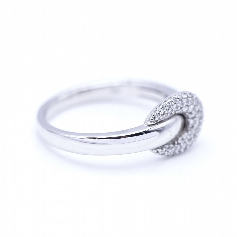 Bague Jonc Boucle en or blanc avec Diamants.
