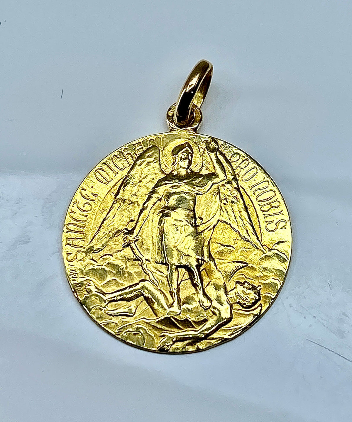 Médaille en or jaune 18 carats représentant Saint Michel signée L.Tricard, vers 1930