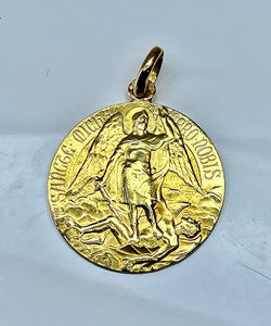 Médaille en or jaune 18 carats représentant Saint Michel signée L.Tricard, vers 1930