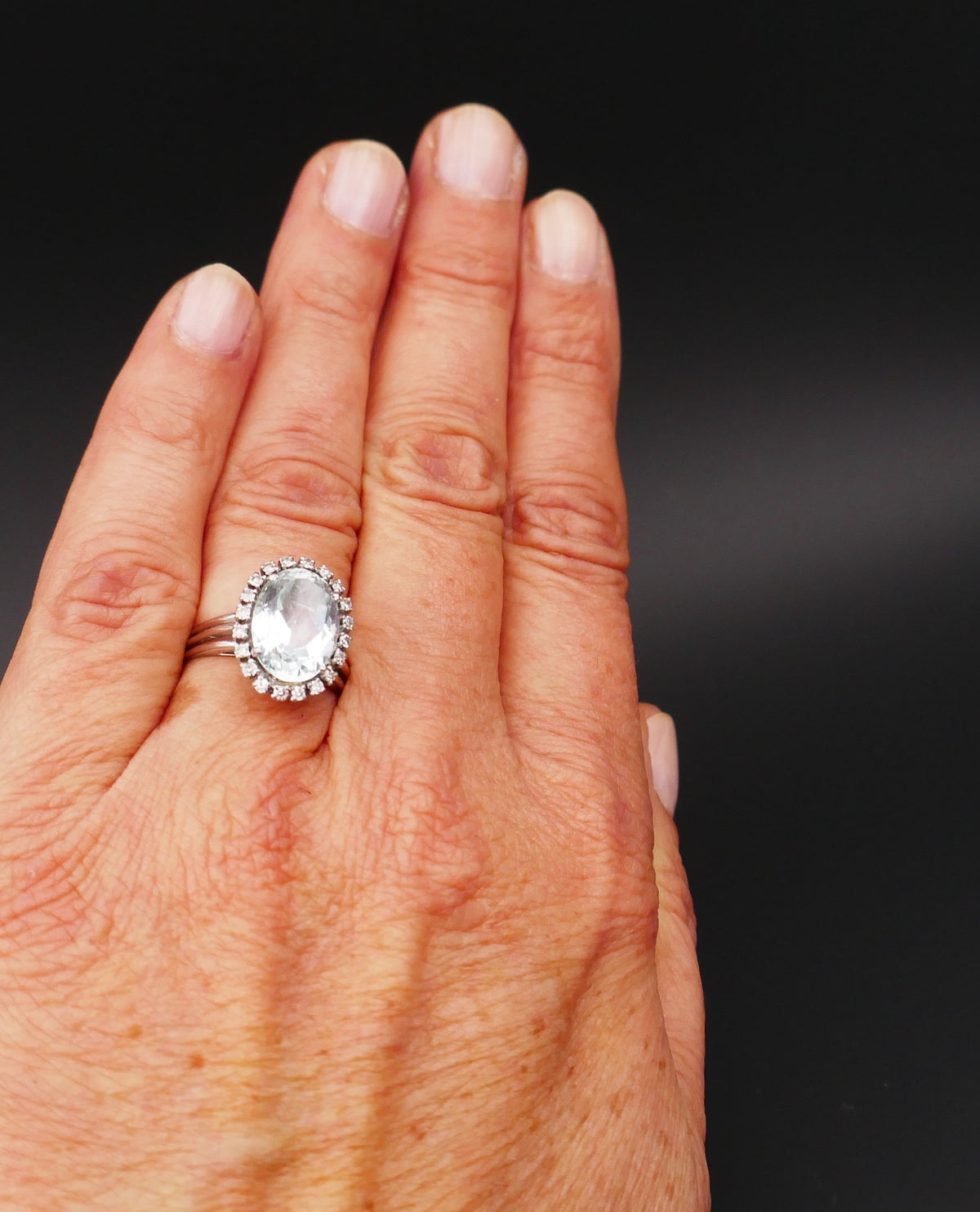 Bague Sertie d'Une Aigue Marine naturelle Et Diamants.