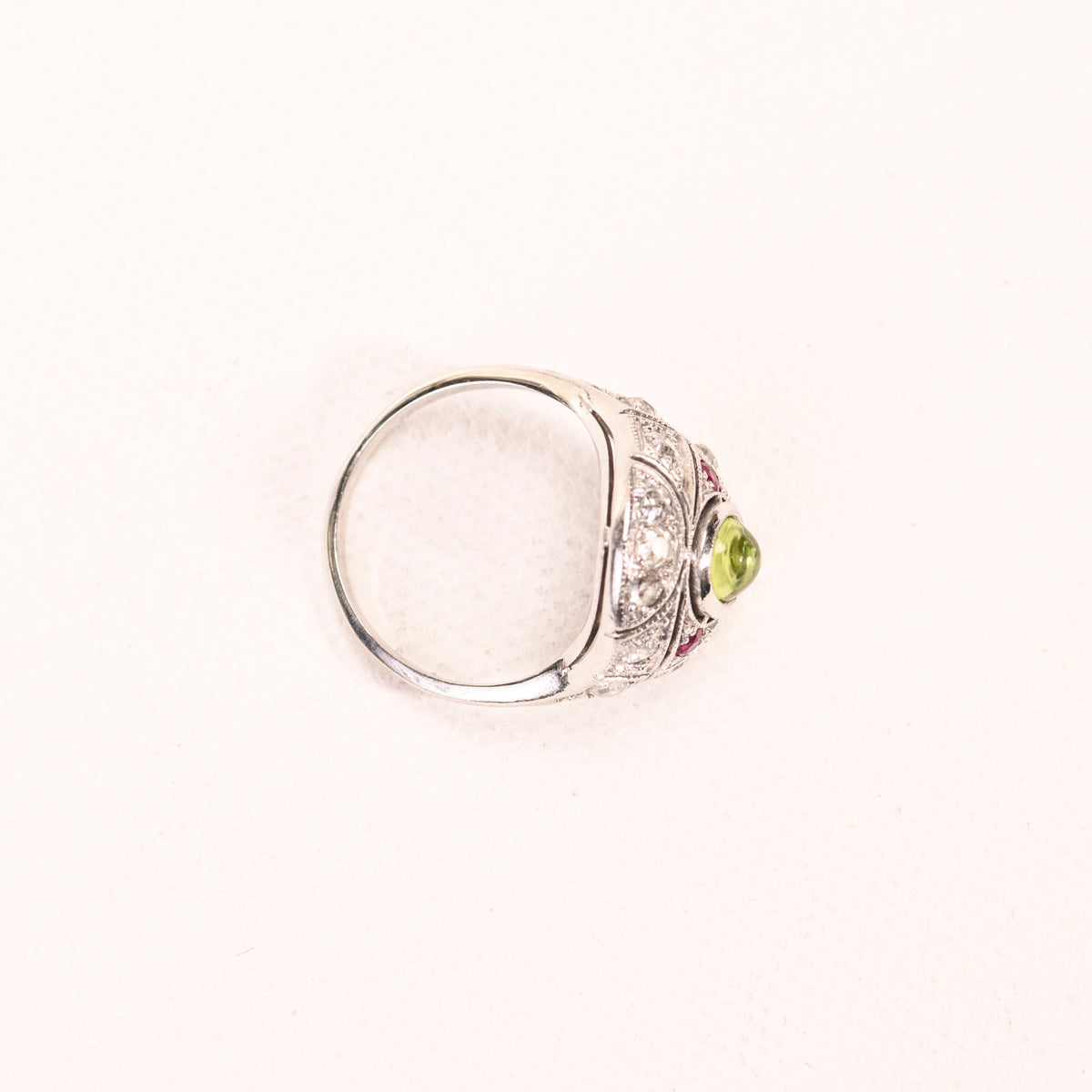 Bague Dôme Art Déco péridot rubis diamants