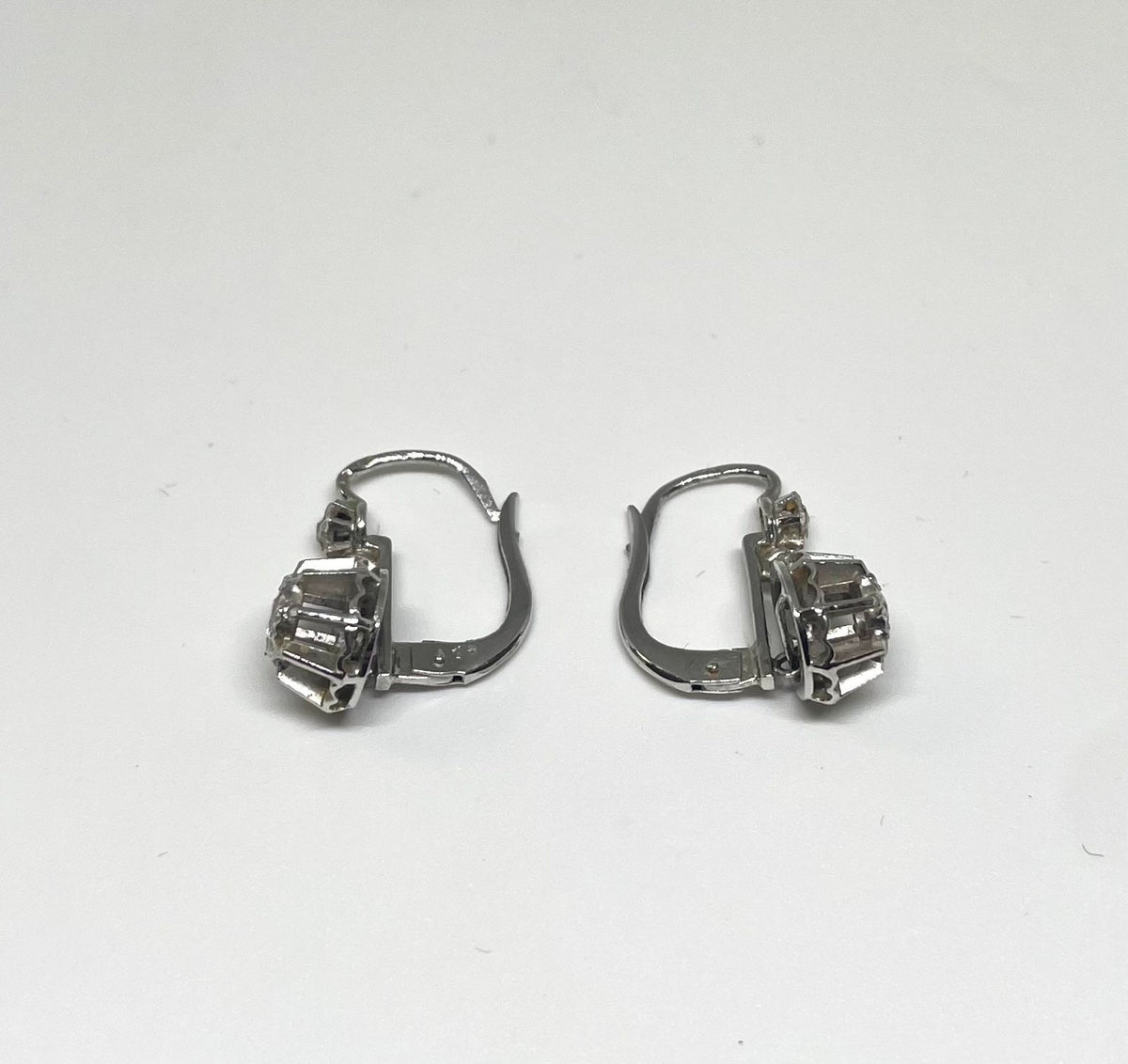 Boucles d’oreilles dormeuses en or blanc et diamants