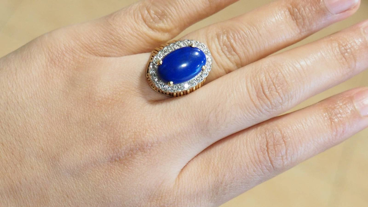 Bague en or jaune, cabochon de Lapis Lazuli et diamants
