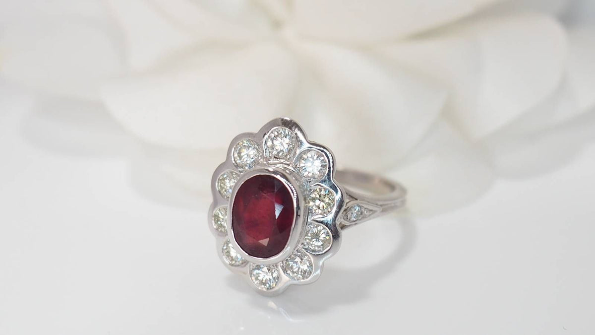 Bague entourage en or blanc, rubis et diamants