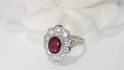 Bague entourage en or blanc, rubis et diamants