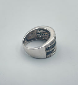 Bague bandeau diamants blancs et noirs