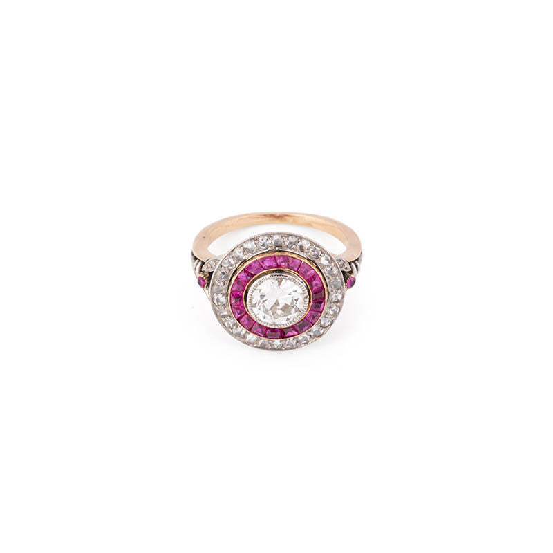 Bague Art Déco en or jaune, rubis et diamants