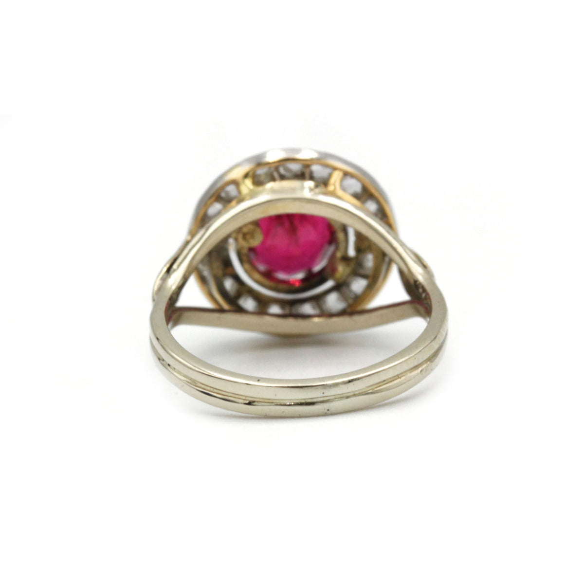 Bague - Or jaune, grenat et diamants