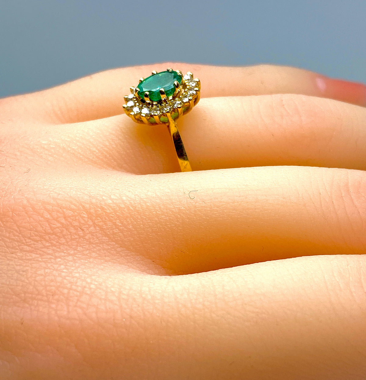 Bague marguerite en or 18 carats en émeraude et diamants
