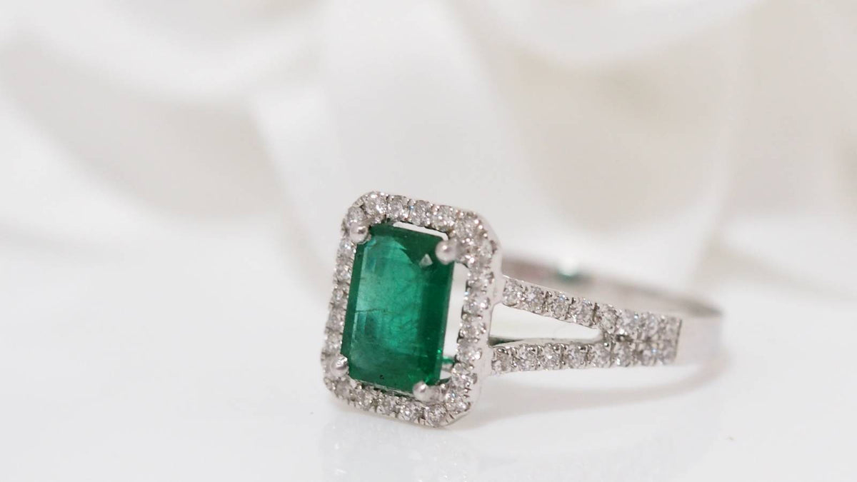 Bague en or blanc émeraude et diamants
