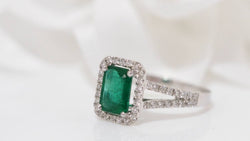 Bague en or blanc émeraude et diamants