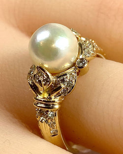 Bague en or jaune 18 carats, perle et 38 diamants.