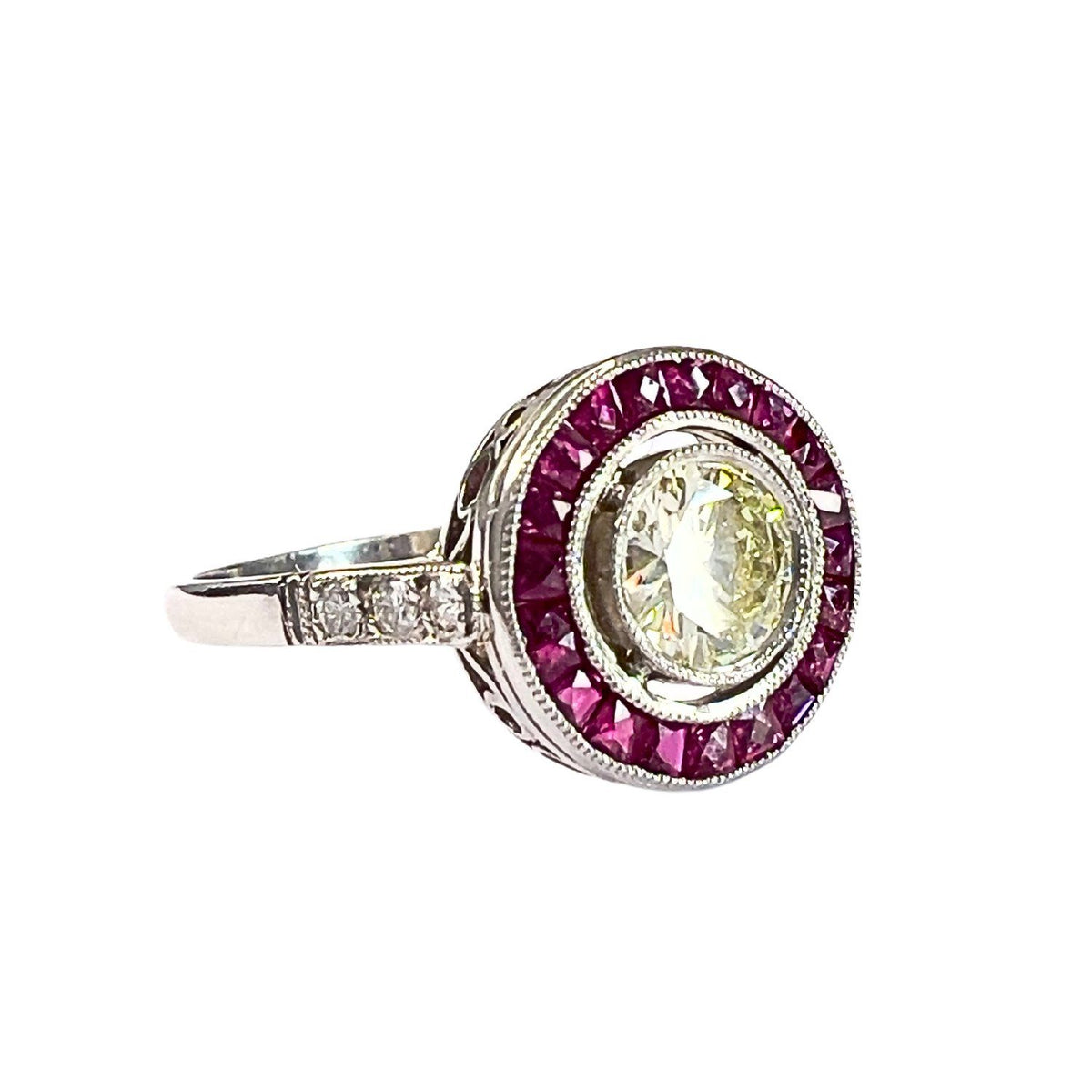 SORTIJA ESTILO ART DECO de PLATINO 950 kts con DIAMANTES y RUBIES