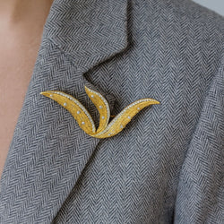 Broche en or gris et jaune