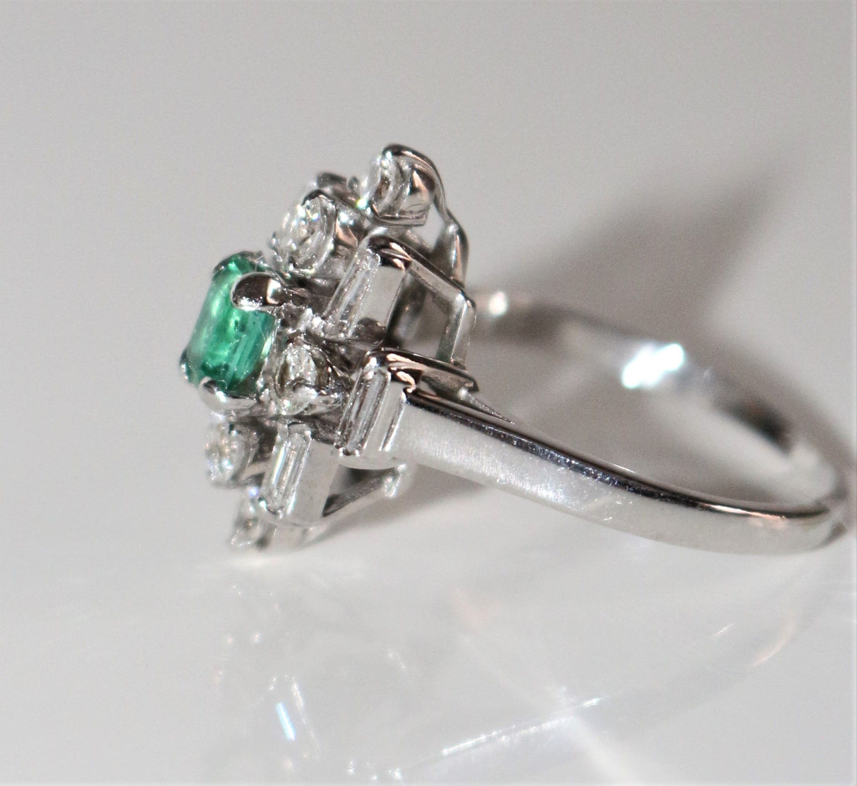 Bague Fleur Moderniste émeraude