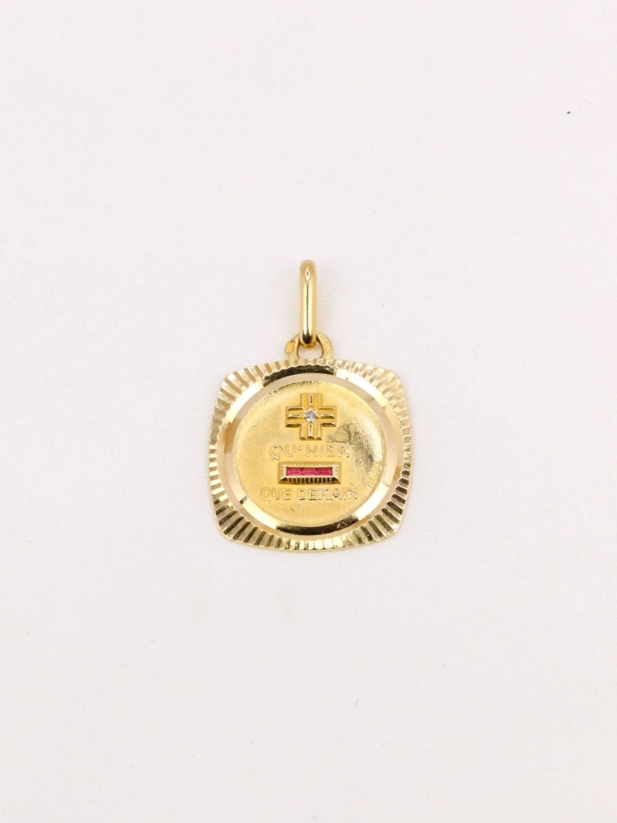 Médaille amour Augis carrée Plus qu'hier moins que demain or jaune diamant rubis - Castafiore