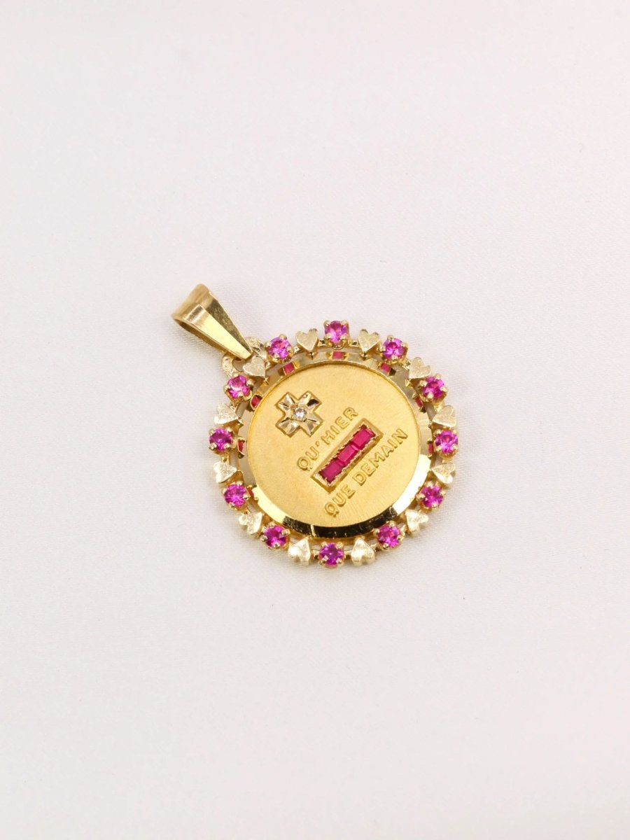Médaille Amour AUGIS entourage coeur rubis Plus qu’hier moins que demain diamant rubis - Castafiore