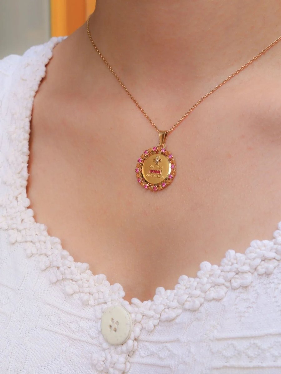 Médaille Amour AUGIS entourage coeur rubis Plus qu’hier moins que demain diamant rubis - Castafiore