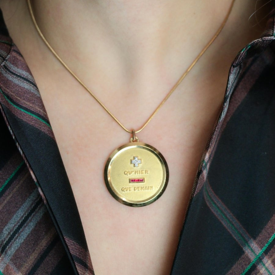 Medaille Amour Augis JUMBO Plus qu'hier moins que demain or jaune diamants rubis - Castafiore