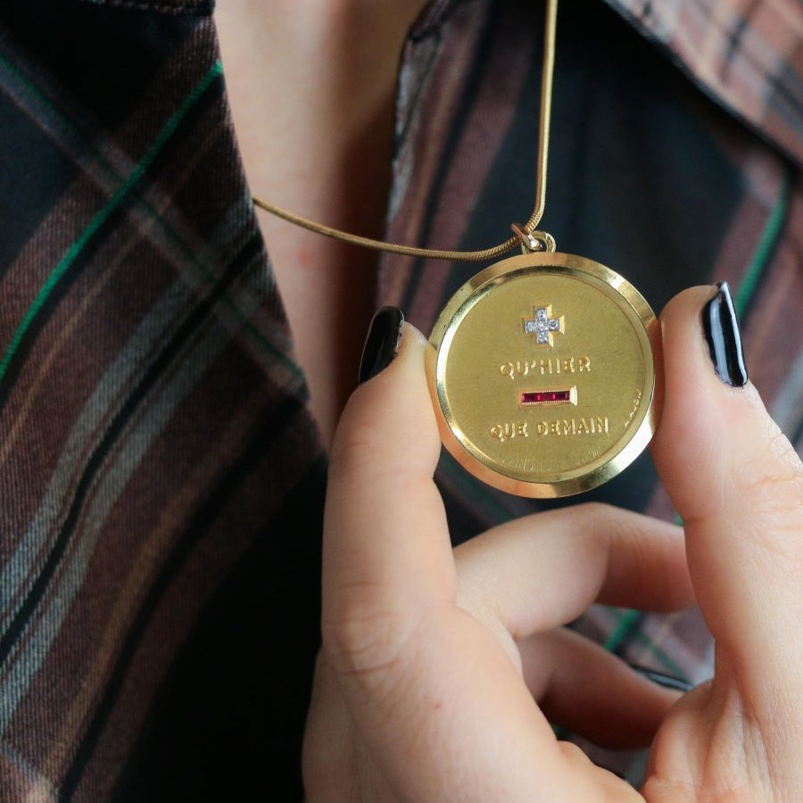 Medaille Amour Augis JUMBO Plus qu'hier moins que demain or jaune diamants rubis - Castafiore