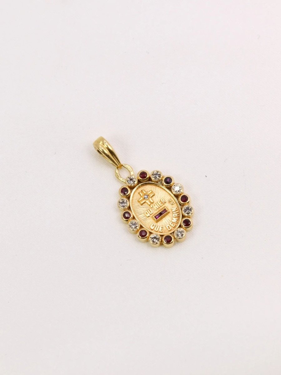 Médaille amour Augis ovale Plus qu'hier moins que demain or jaune diamant rubis - Castafiore