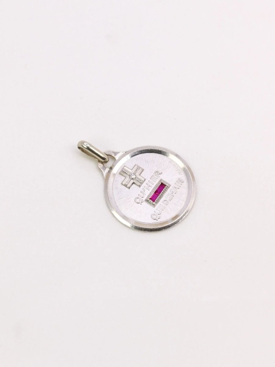 Médaille amour Augis ronde Plus qu'hier moins que demain or blanc diamant rubis - Castafiore