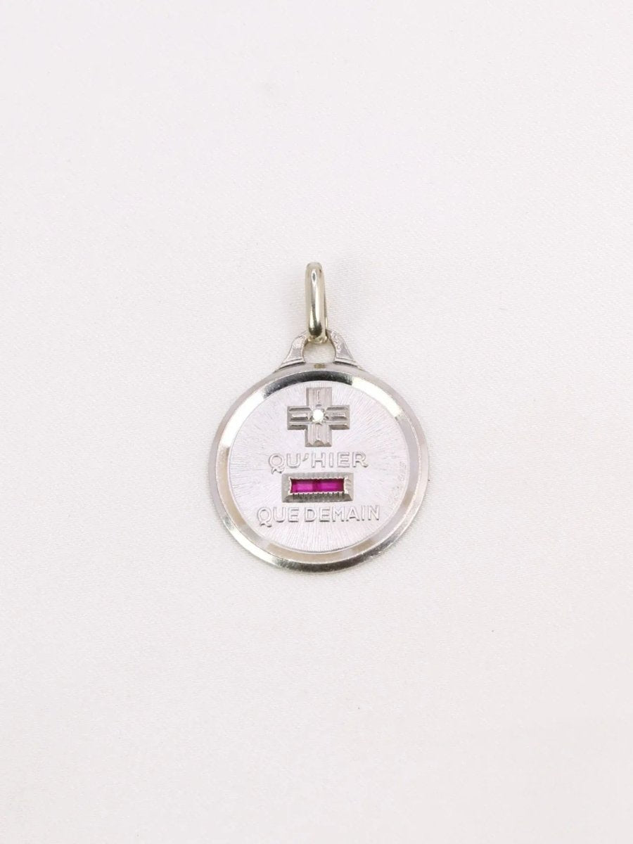 Médaille amour Augis ronde Plus qu'hier moins que demain or blanc diamant rubis - Castafiore