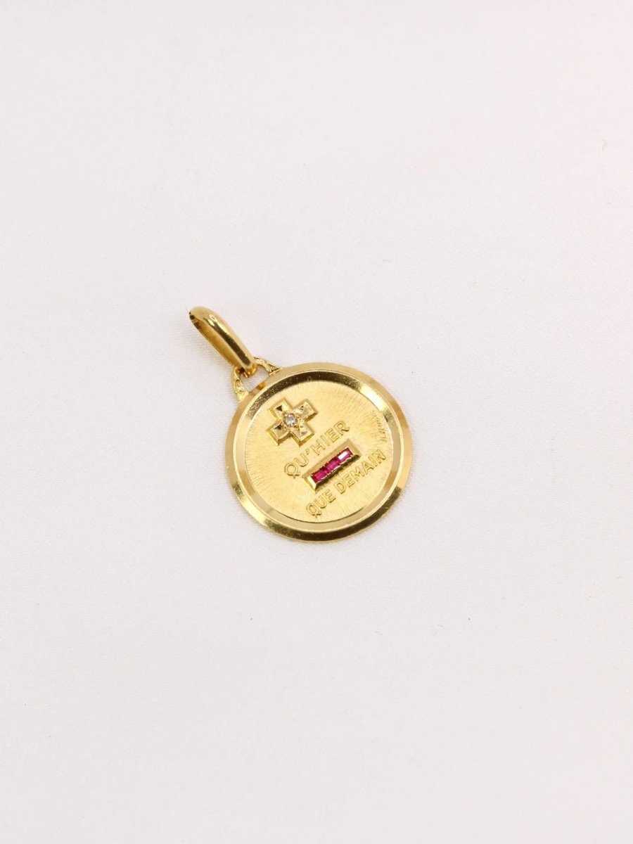 Médaille amour Augis ronde Plus qu'hier moins que demain or jaune diamant rubis - Castafiore