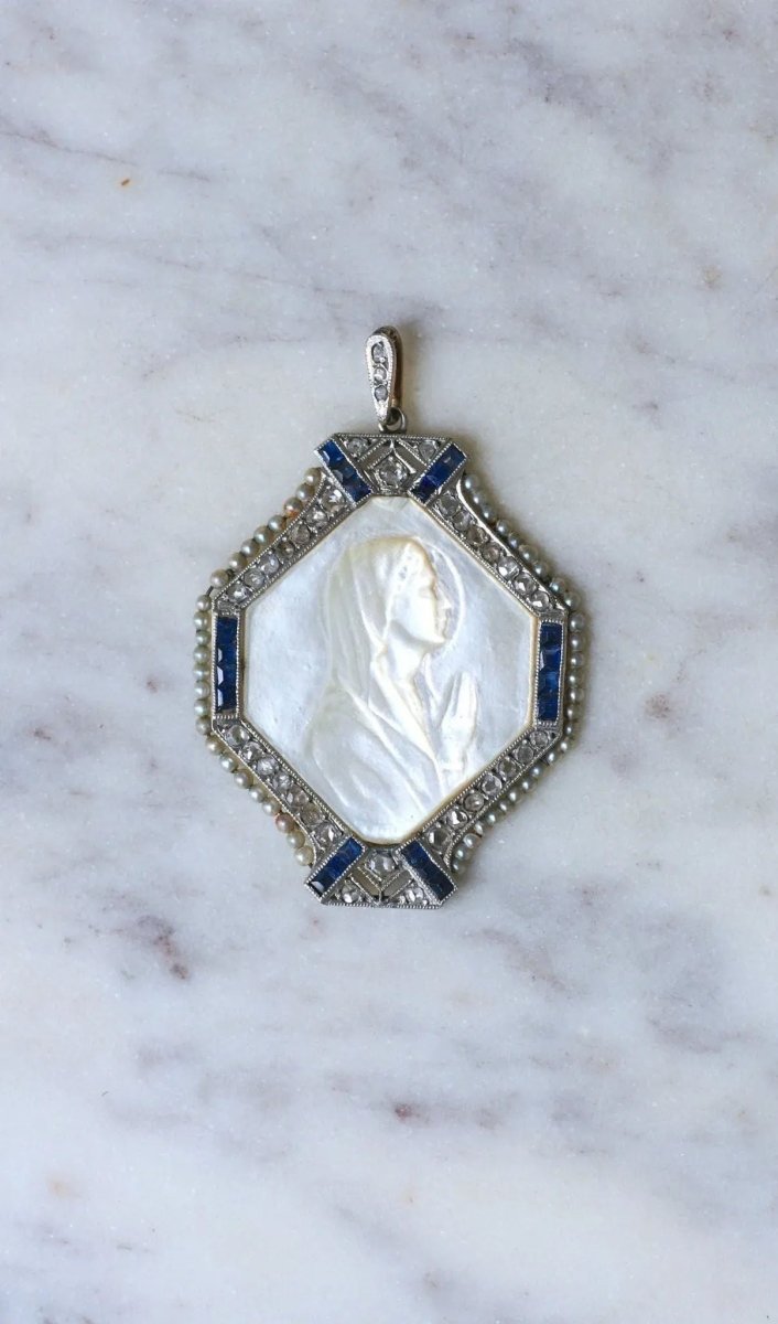 Médaille Art Déco Vierge Marie Nacre, Saphirs, Diamants et Perles - Castafiore