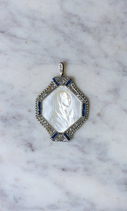 Médaille Art Déco Vierge Marie Nacre, Saphirs, Diamants et Perles - Castafiore