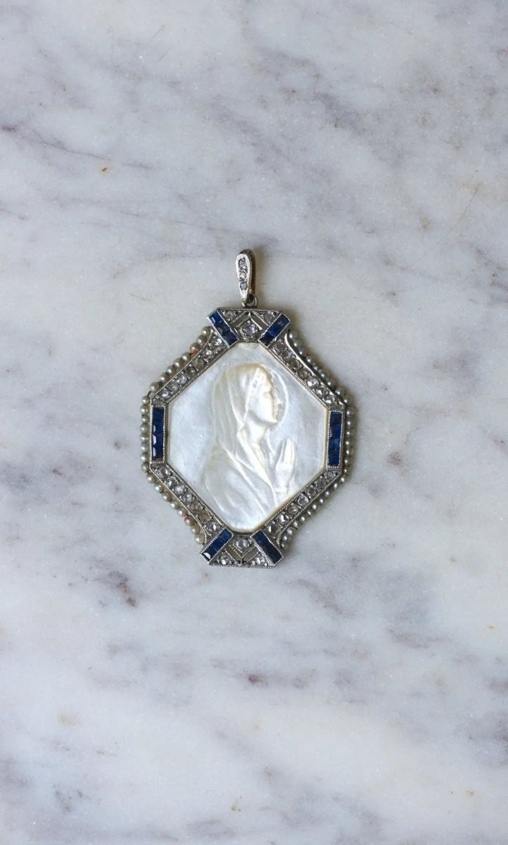 Médaille Art Déco Vierge Marie Nacre, Saphirs, Diamants et Perles - Castafiore