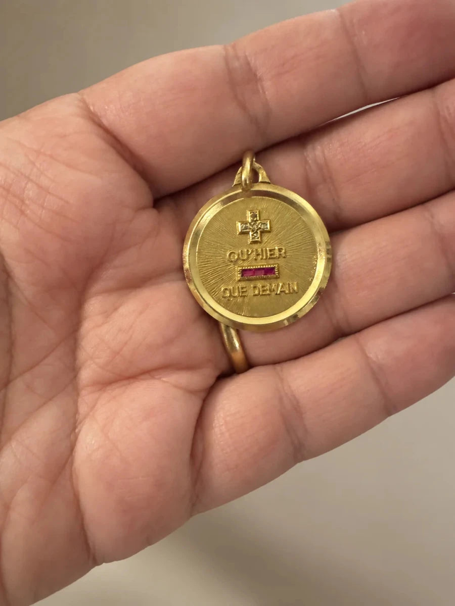 Médaille AUGIS en or jaune, pierres rouges et diamants - Castafiore