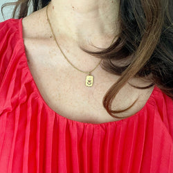 Médaille AUGIS "+ plus qu'hier - que demain" en or jaune, émail, et rubis - Castafiore
