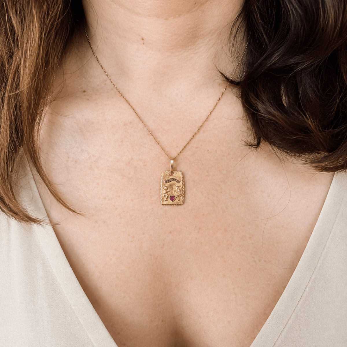 Médaille CHARLES PERROUD "Il bat pour toi" en or jaune, émail et rubis - Castafiore