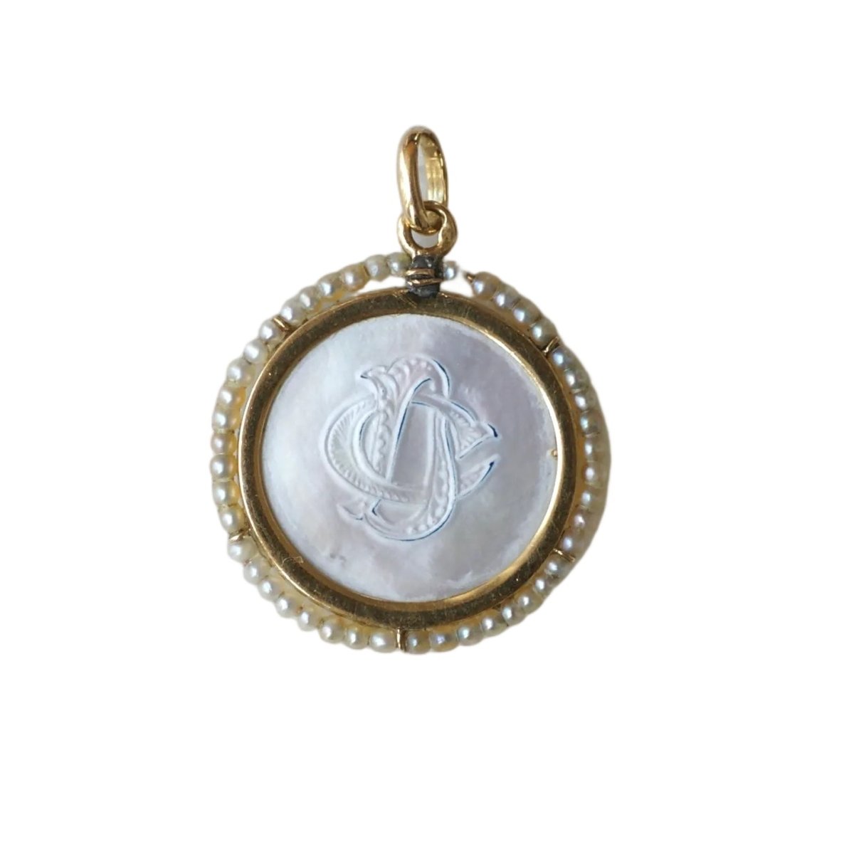 Médaille en or jaune, nacre et perles - Castafiore