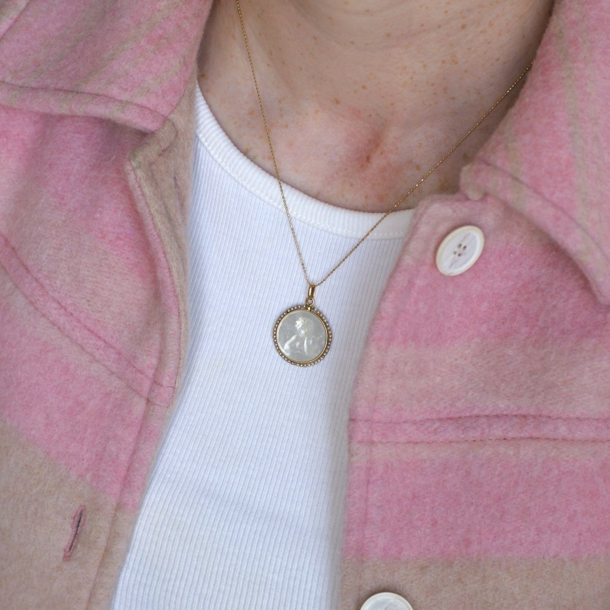 Médaille en or jaune, nacre et perles - Castafiore