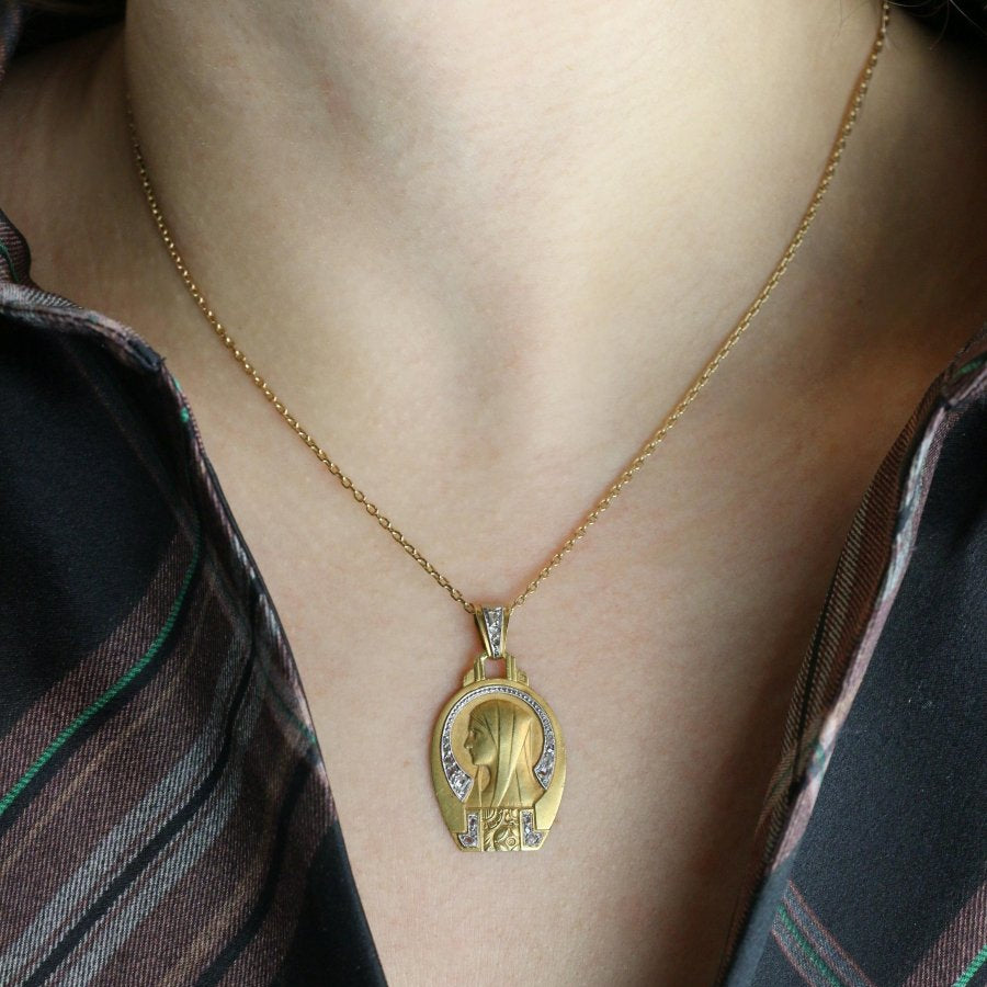 Médaille religieuse Art Deco Vierge de profil or jaune diamants taille rose - Castafiore