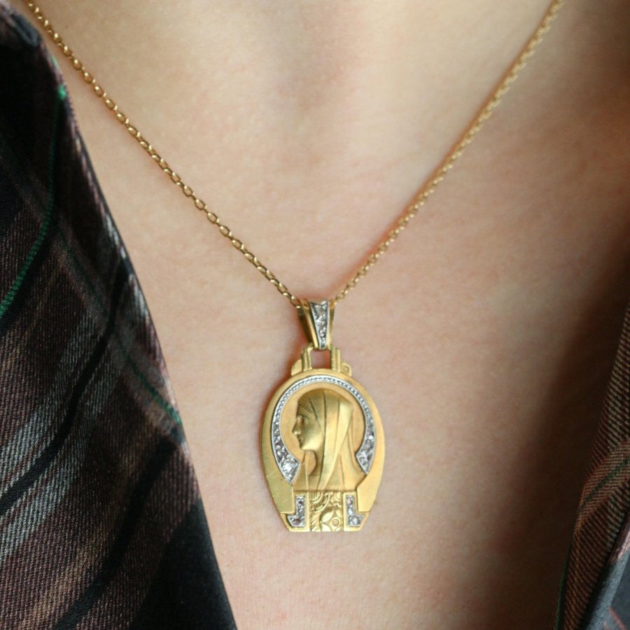 Médaille religieuse Art Deco Vierge de profil or jaune diamants taille rose - Castafiore