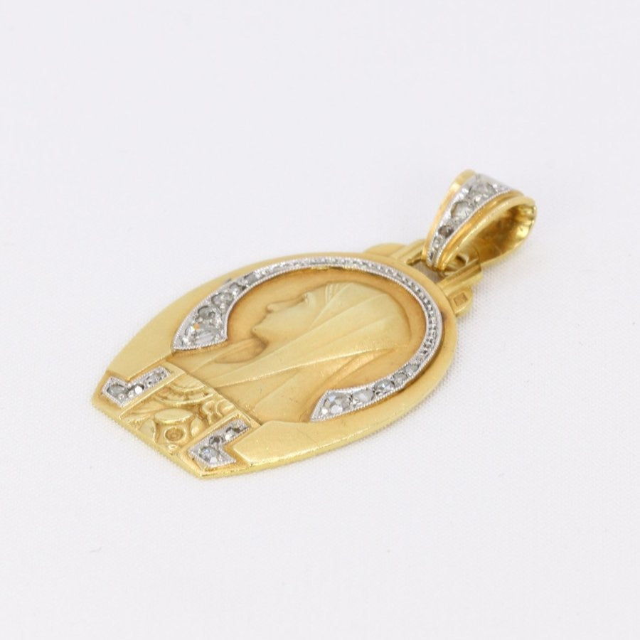 Médaille religieuse Art Deco Vierge de profil or jaune diamants taille rose - Castafiore