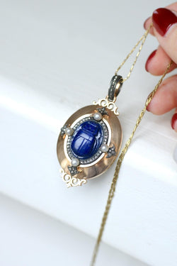 Médaillon Ancien Scarabée Lapis Lazuli Diamants et Perles - Castafiore