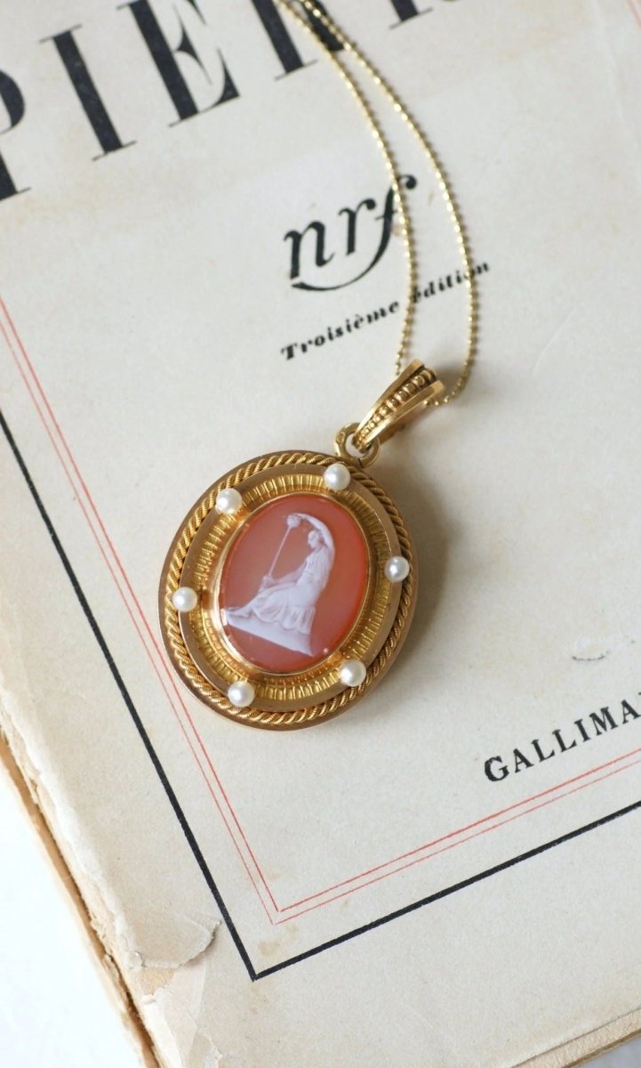 Médaillon camée agate et perles sur or jaune - Castafiore