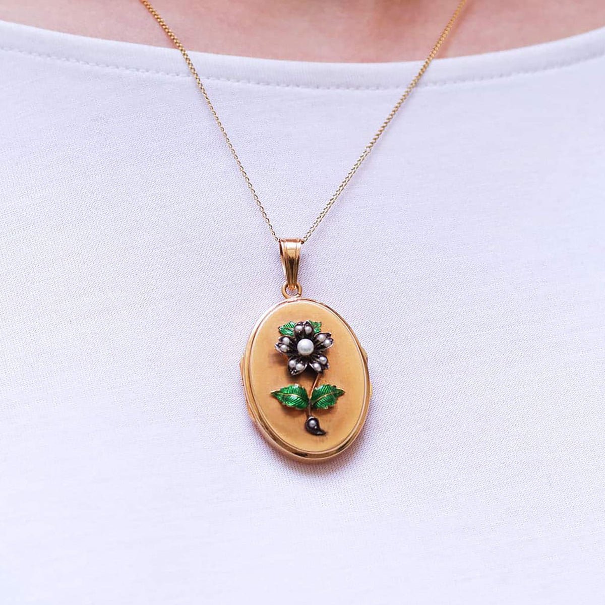 Médaillon en or jaune, argent, émail et perles - Castafiore