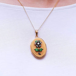 Médaillon en or jaune, argent, émail et perles - Castafiore