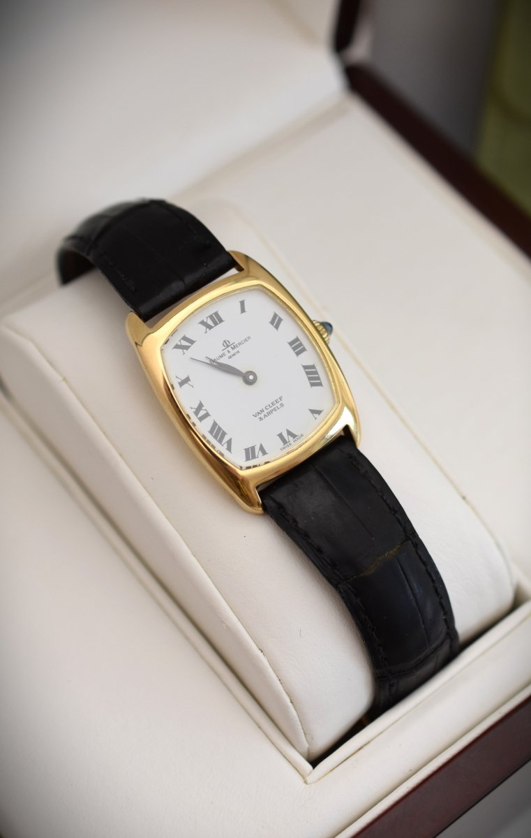 Montre BAUME & MERCIER X VAN CLEEF & ARPELS en or jaune, cuir et saphir - Castafiore
