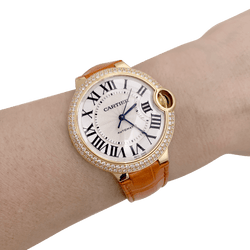 Montre CARTIER "Ballon Bleu" en or jaune, or rose, argent, cuir et diamants - Castafiore