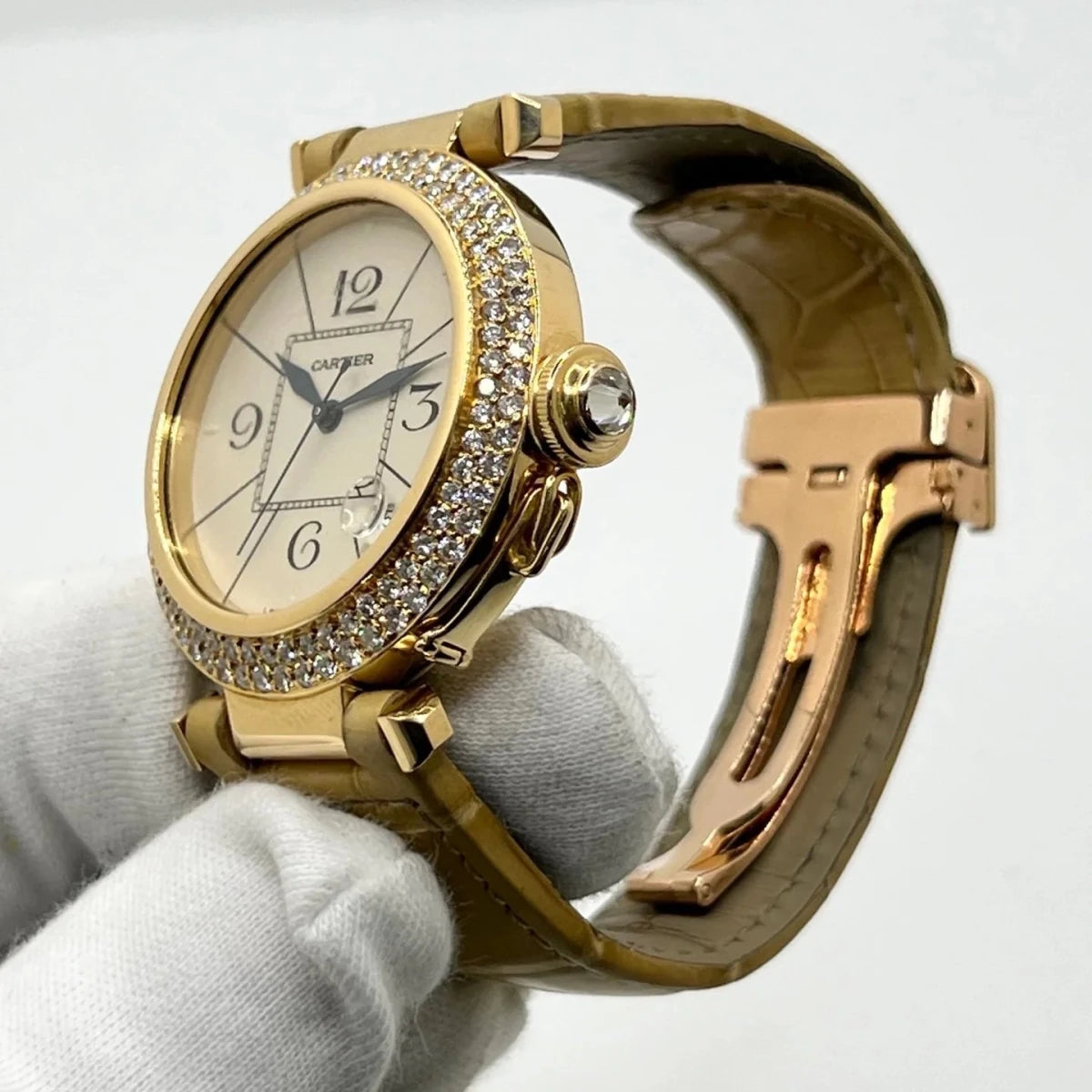 Montre CARTIER "Pasha" en or jaune, or rose, cuir et diamants - Castafiore