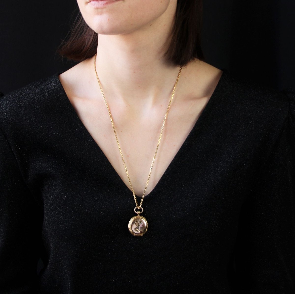 Montre de col en or jaune, émail et diamants - Castafiore