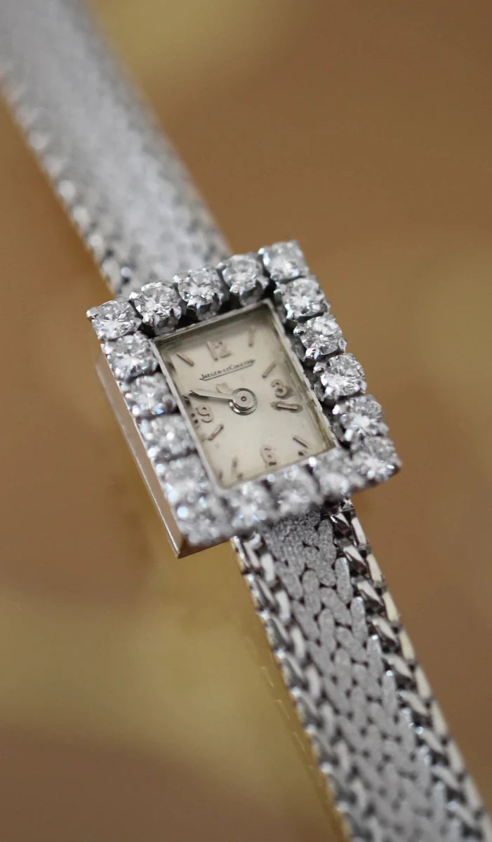 Montre JAEGER-LECOULTRE Haute Joaillerie Cal. 426 en or blanc 18 carats et diamants Bracelet Intégré c.1960. - Castafiore