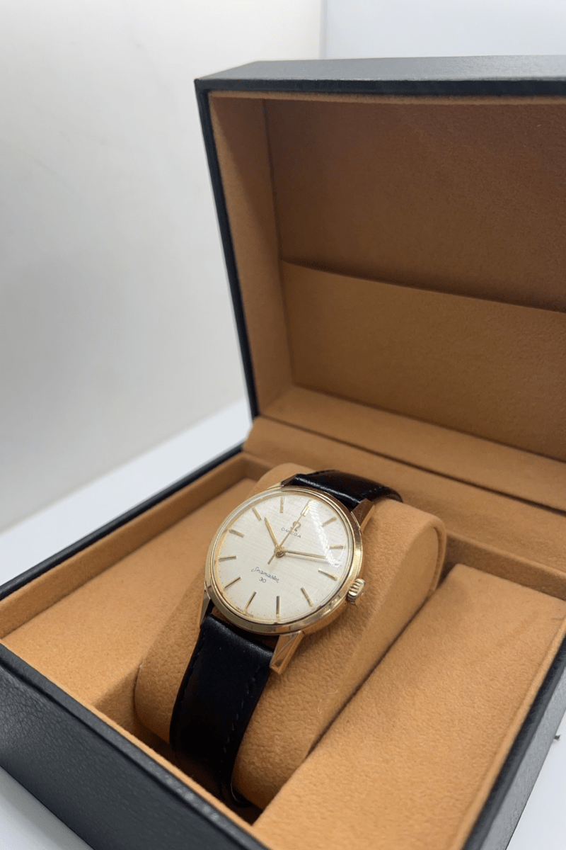 Montre OMEGA "Seamaster 300" en acier et cuir - Castafiore