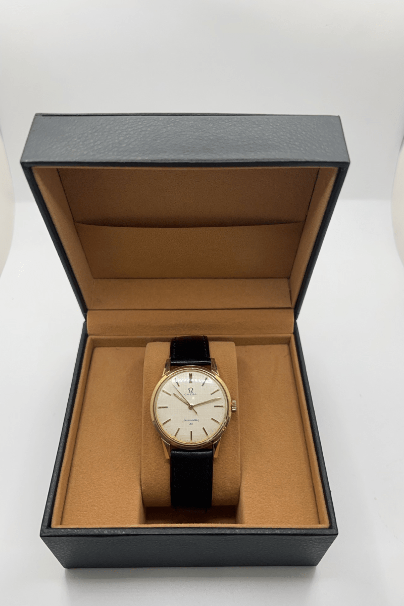 Montre OMEGA "Seamaster 300" en acier et cuir - Castafiore